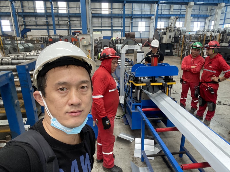 沧州永兴集团冷弯成型设备彩钢脊瓦机顺利抵达厄瓜多尔推动当地产业革新