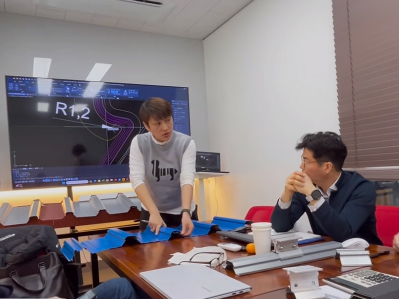 跳出 “内卷” 漩涡！永兴集团冷弯联合韩方研发光伏屋面板型，迈向绿色能源新时代