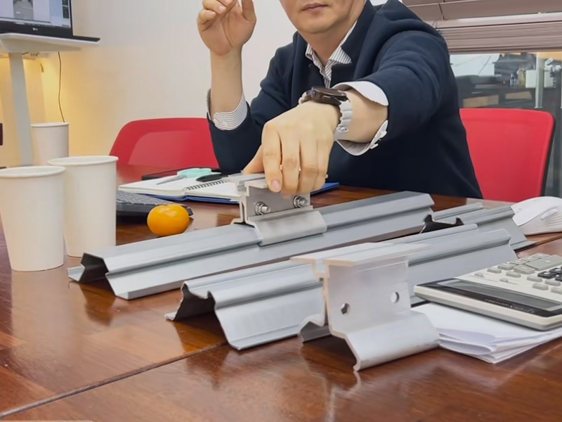 跳出 “内卷” 漩涡！永兴集团冷弯联合韩方研发光伏屋面板型，迈向绿色能源新时代