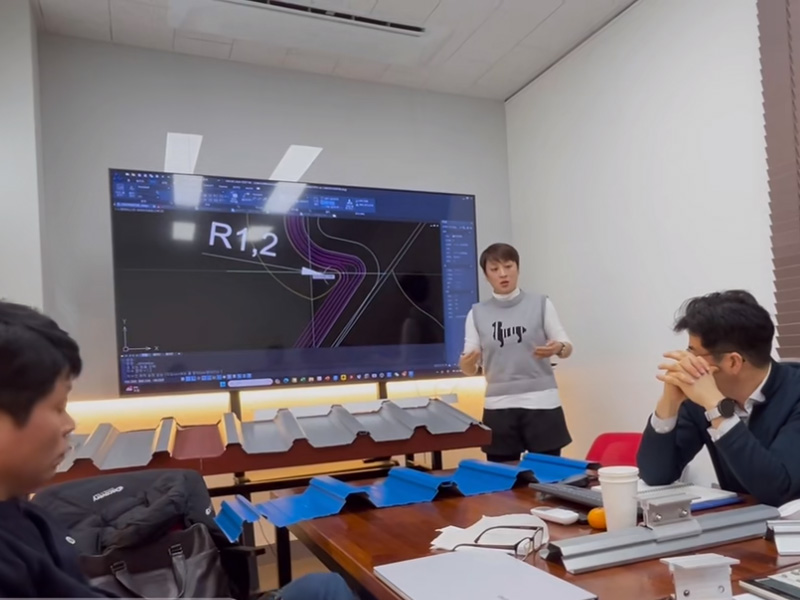 跳出 “内卷” 漩涡！永兴集团冷弯联合韩方研发光伏屋面板型，迈向绿色能源新时代