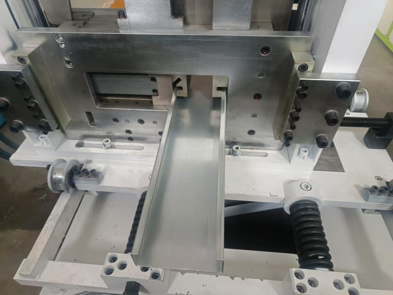 出口沙特地区的型钢机设备，永兴集团冷弯工程师展实力以专业攻克小边与腰高难题
